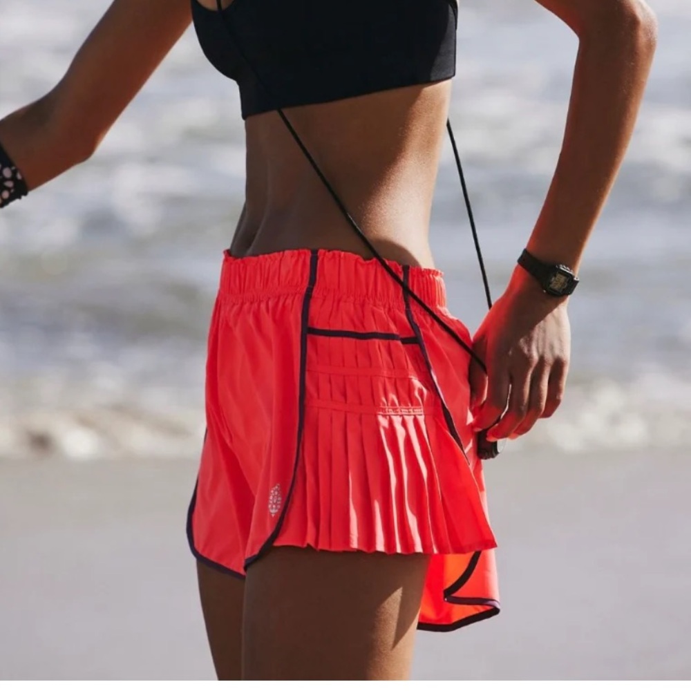 FREE PEOPLE MOVEMENT Easy Tiger Pleated Shorts Neon orange
Size Small